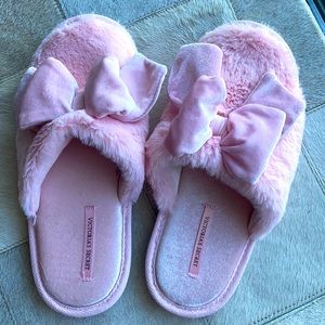 New 😍VS slippers Size LG